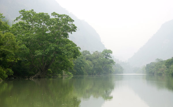 sông chảy